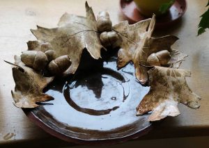 Clay plate with oak leaves